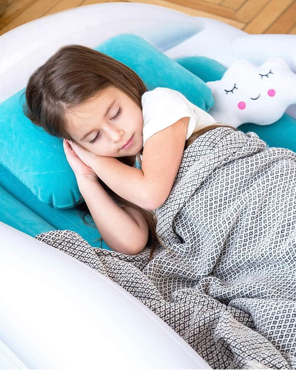 Niña durmiendo en la cama de viaje Sleepah