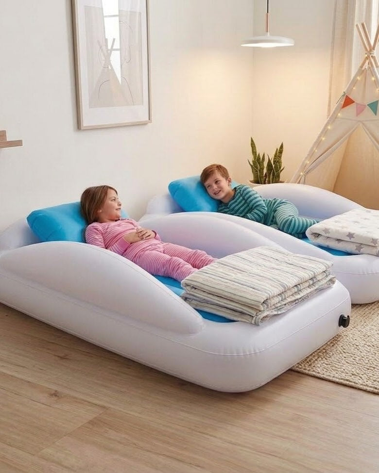 Dos niños descansando en camas de viaje Sleepah