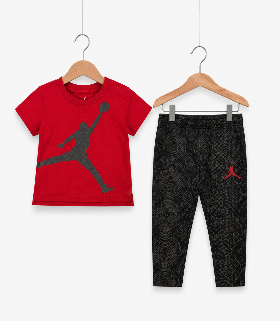 Conjunto Nike Jordan, 2 Piezas — Bebé Camiseta, Pantalón 6 a 9 meses