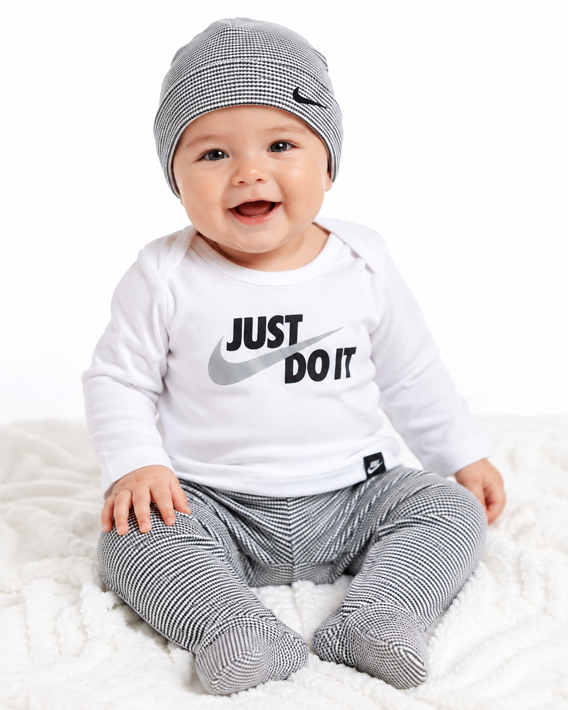 Conjunto Nike “Just Do It” 3 Piezas Bebé — Camiseta, Pantalón y Gorrito Original