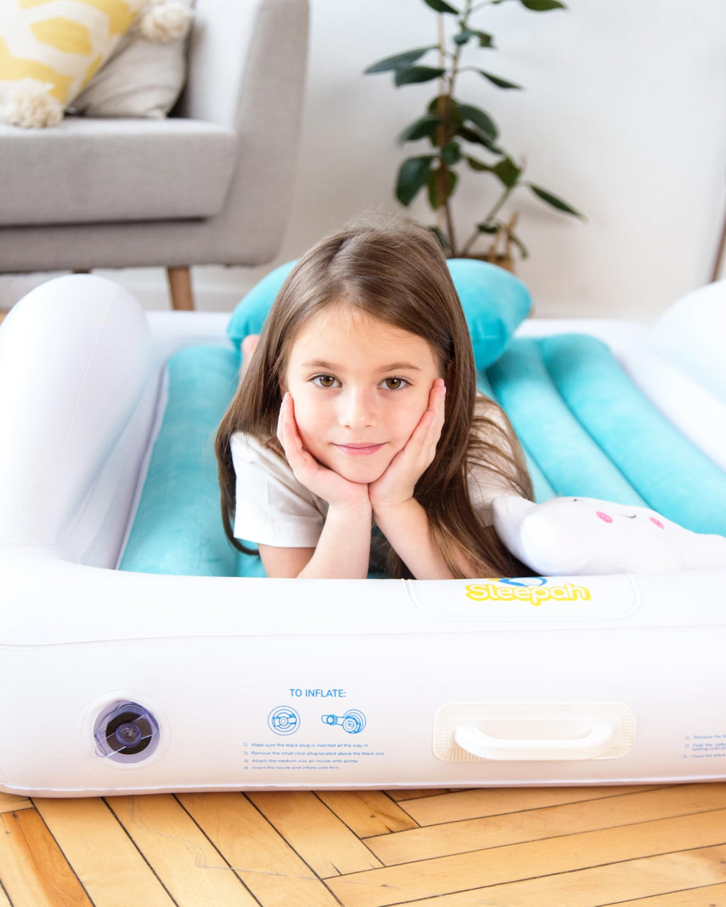 Niña acostada en la cama inflable Sleepah